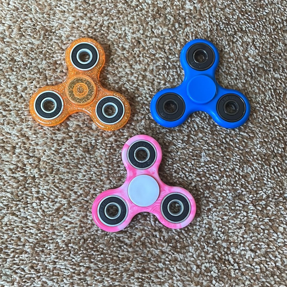 3 fidget spinners